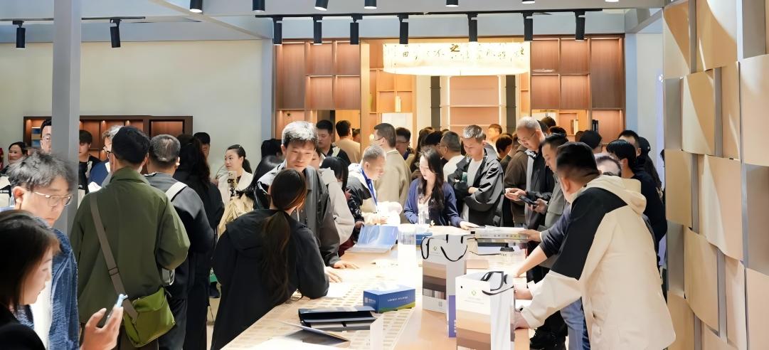 閃耀啟幕！新港仿生精板×中國建博會（上海）首日盛況！