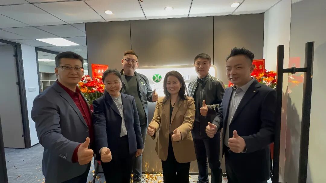 立足青島，鏈接全球丨新港集團(tuán)國際事業(yè)部青島分公司隆重揭牌！